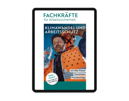 Ein Tablet zeigt die digitale Broschüre 'Fachkräfte für Arbeitssicherheit' zum Thema 'Klimawandel und Arbeitsschutz'. Auf dem Cover ist ein Mann in einem orangefarbenen Sicherheitsanzug und einem Helm zu sehen, der ein Glas Wasser hält und nach oben schaut. Die Begriffe 'mit Sifa-Planer', 'Checklisten' und 'Praxisbeiträge' stehen auf der unteren Seite des Covers. Ein weiteres Etikett mit der Aufschrift 'Safety-Mindset: Eine Frage der Einstellung' ist links unten zu sehen.