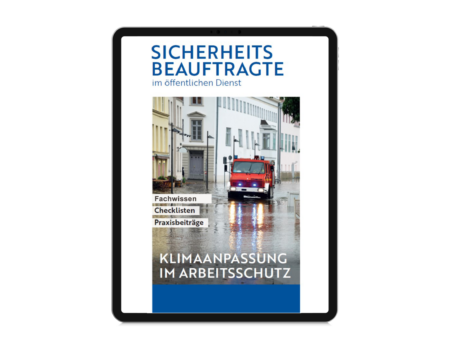 Ein Tablet zeigt die digitale Broschüre 'Sicherheitsbeauftragte im öffentlichen Dienst' zum Thema 'Klimaanpassung im Arbeitsschutz'. Auf dem Cover ist ein rotes Feuerwehrauto das durch eine überflutete Fußgängerzone fährt. Die Begriffe 'Fachwissen', 'Checklisten' und 'Praxisbeiträge' stehen auf der linken Seite des Covers.