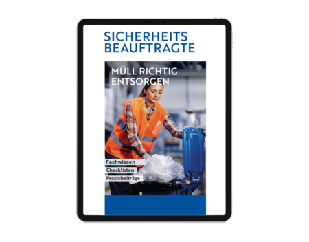 Ein Tablet zeigt die digitale Broschüre 'Sicherheitsbeauftragte' zum Thema 'Müll richtig entsorgen'. Auf dem Cover ist eine Frau in einer orangefarbenen Sicherheitsweste zu sehen, die Müll in einen Abfallbehälter entsorgt. Die Begriffe 'Fachwissen', 'Checklisten' und 'Praxisbeiträge' stehen auf der unteren Seite des Covers.